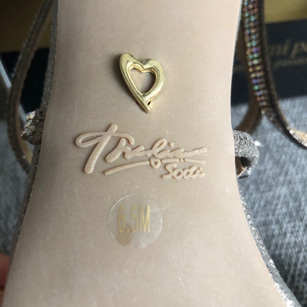 Thalia Sodi Womenโs Dress Sandals Shoes Sparkling Golden Wedding Party Heels 6.5 - Picture 17 of 17